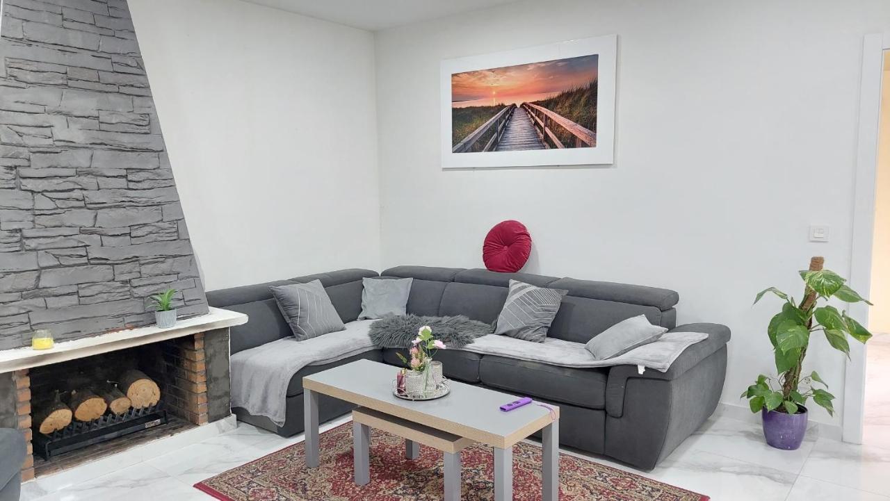 Relax House Barcelone Villa ซานต์ เอสเตเว เซสโรวิเรส ภายนอก รูปภาพ